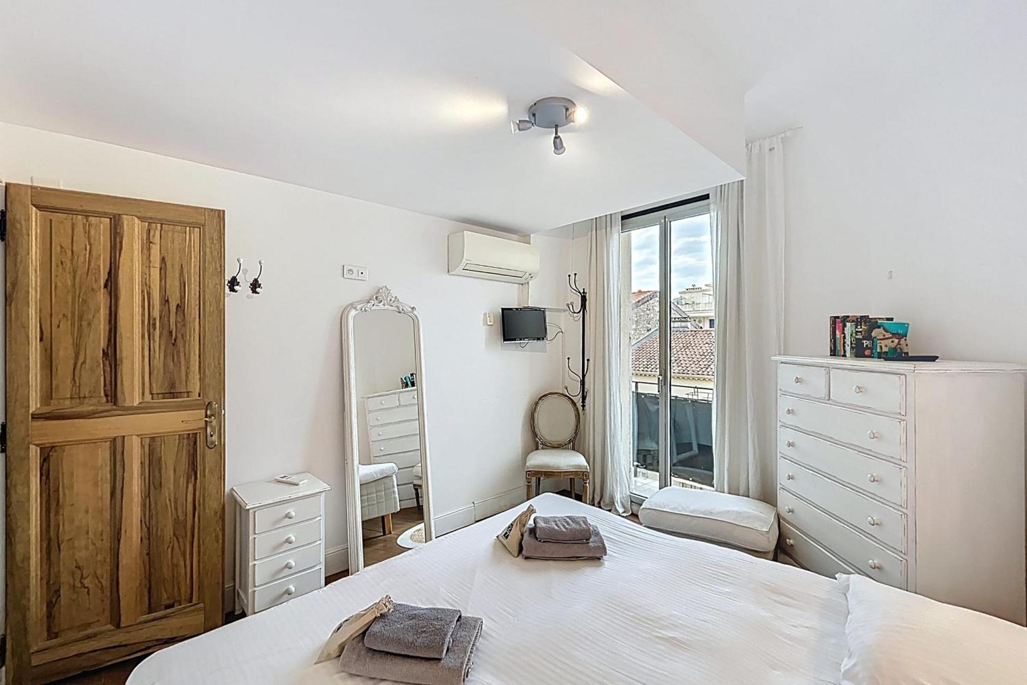 Atypical Duplex Suquet 3 Bedrooms Terrace And Sea View Cannes